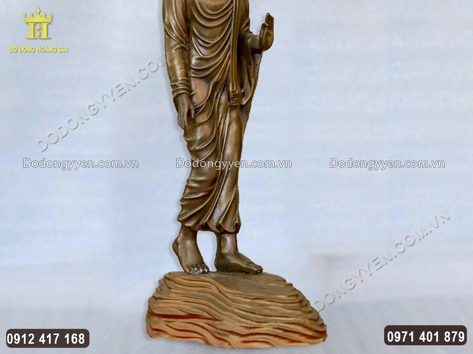 Ngài được chạm khắc đứng chân trần trên phiến đá